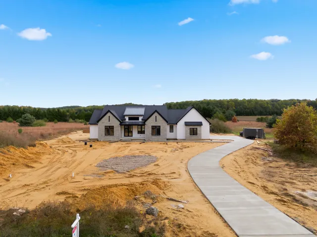 $950,000 | 61121 Airpark Lane, Mattawan, MI 49071