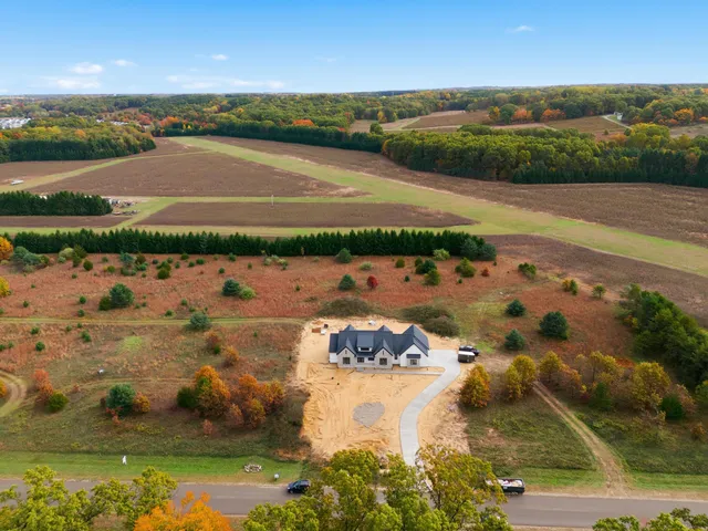 $950,000 | 61121 Airpark Lane, Mattawan, MI 49071