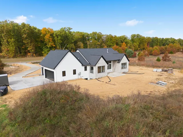 $950,000 | 61121 Airpark Lane, Mattawan, MI 49071