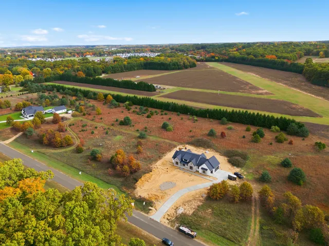 $950,000 | 61121 Airpark Lane, Mattawan, MI 49071