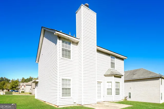 a view of a house with a yard