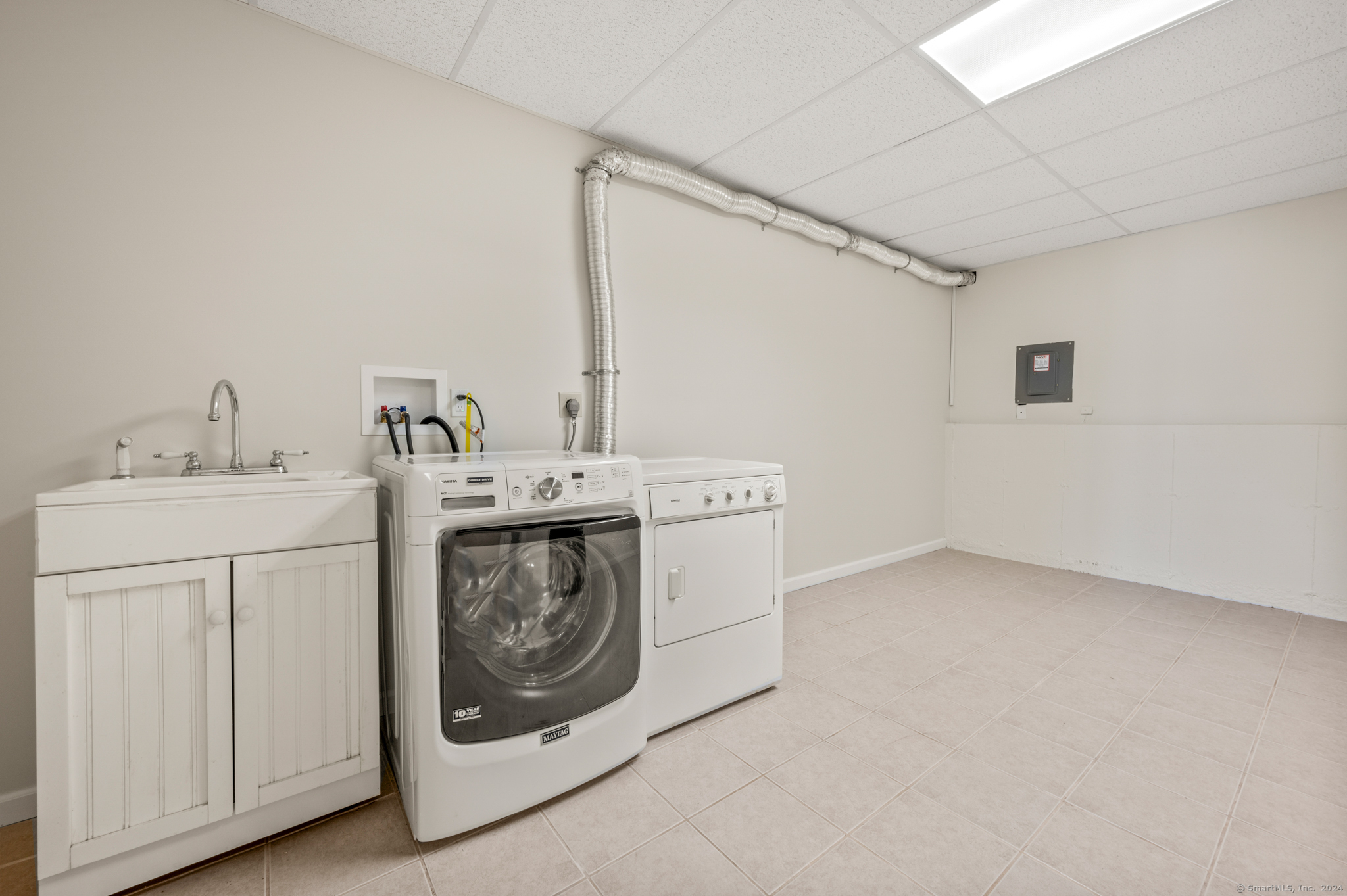 250 Conestoga Way, Unit 250 Glastonbury, CT 06033 - Photo 32 of 37 a utility room with dryer and washer