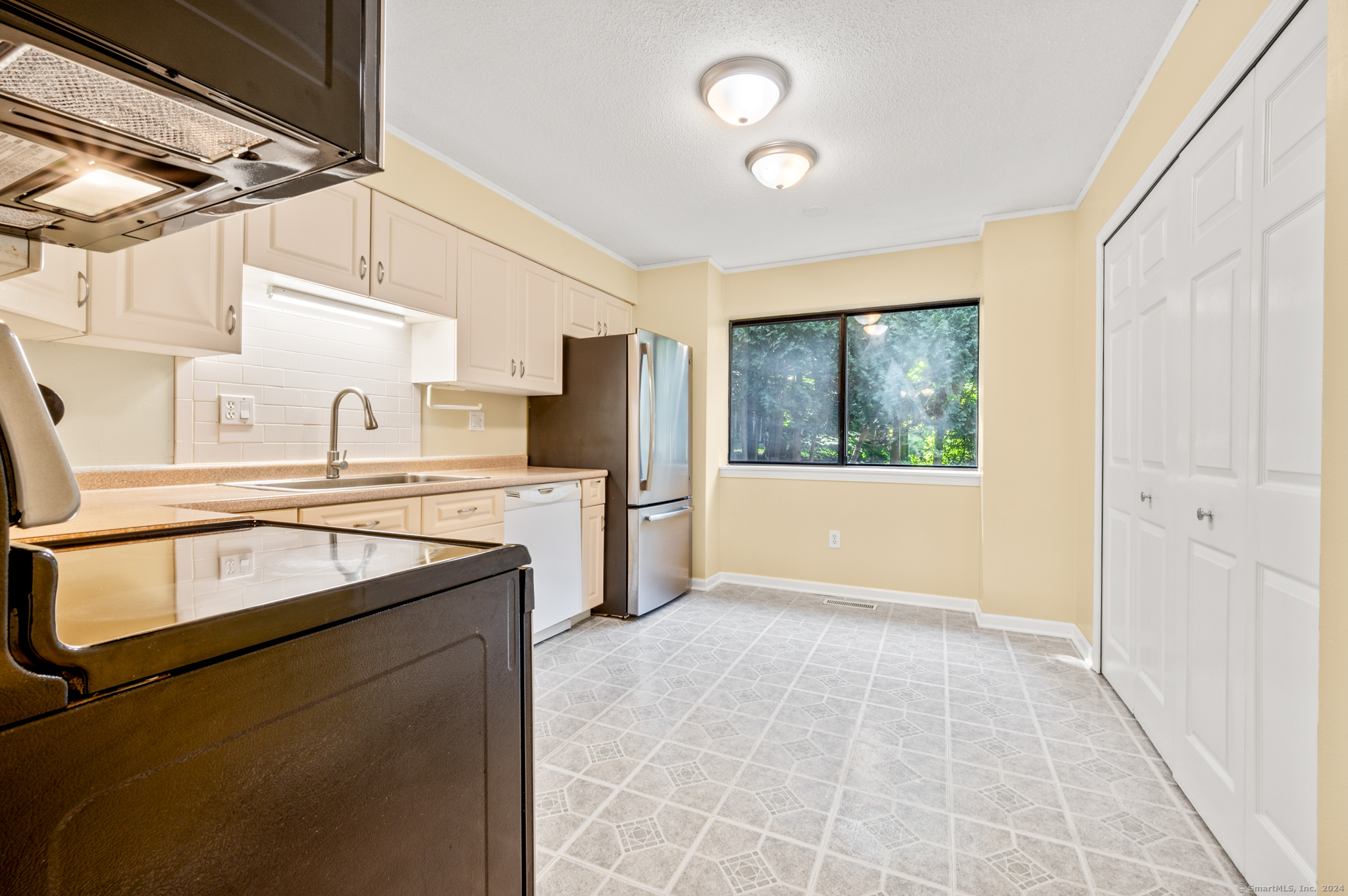 250 Conestoga Way, Unit 250 Glastonbury, CT 06033 - Photo 6 of 37 a kitchen with stainless steel appliances granite countertop a sink stove and refrigerator