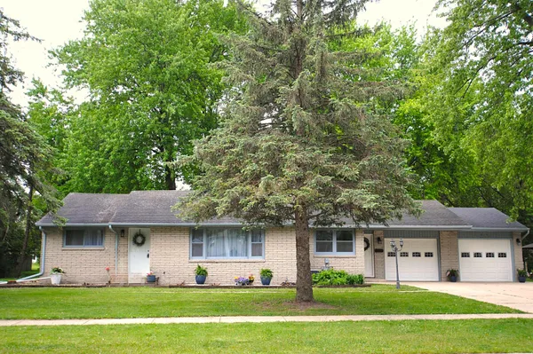 $399,000 | 417 West Geneva Street, Elkhorn, WI 53121