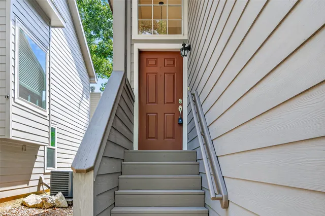 a view of entryway with a front door