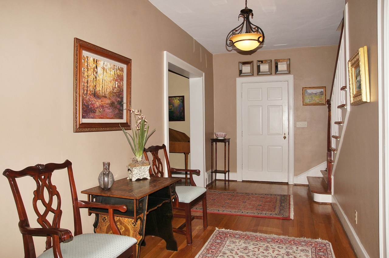 2205 Deyerle Road Southwest Roanoke, VA 24018 - Photo 3 of 103 foyer