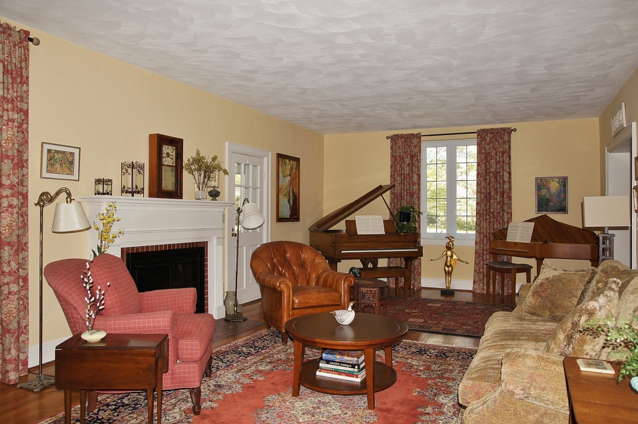 2205 Deyerle Road Southwest Roanoke, VA 24018 - Photo 5 of 103 living room 2