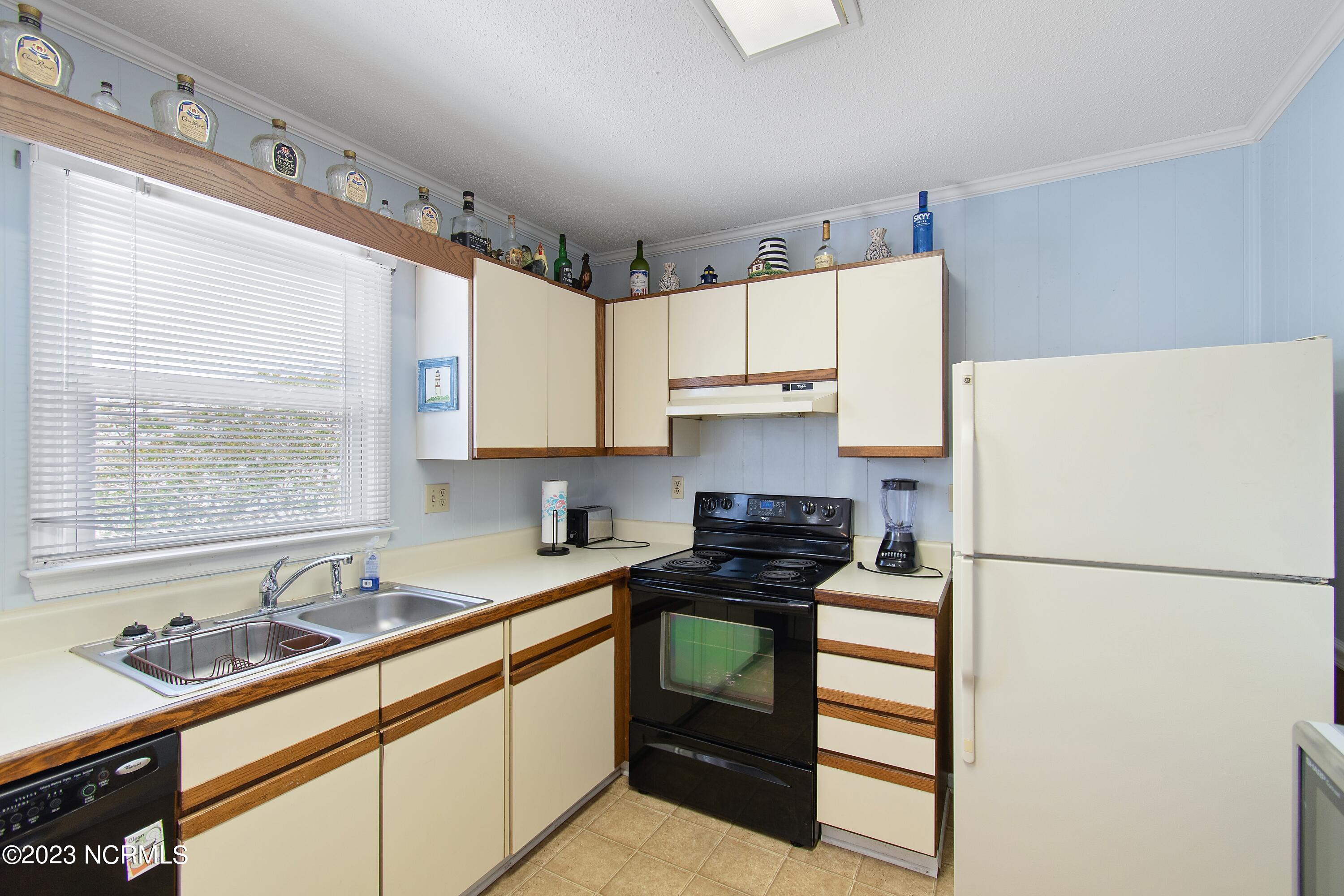 414 5th Street Sunset Beach, NC 28468 - Photo 19 of 47 Clean & Uncluttered Kitchen
