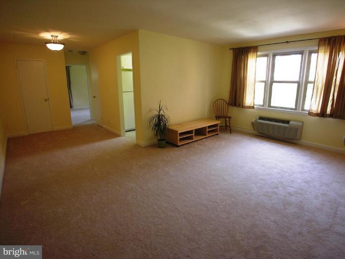 4641 20th Road North, Unit 6 Arlington, VA 22207 - Photo 2 of 6 Living Room/Dining Room