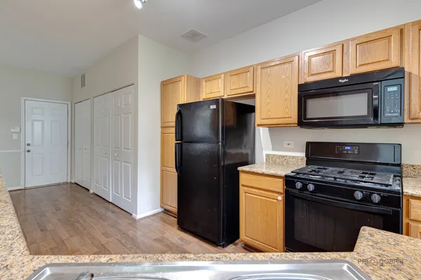 $2,250 | 45 South Oakhurst Drive, Aurora, IL 60504