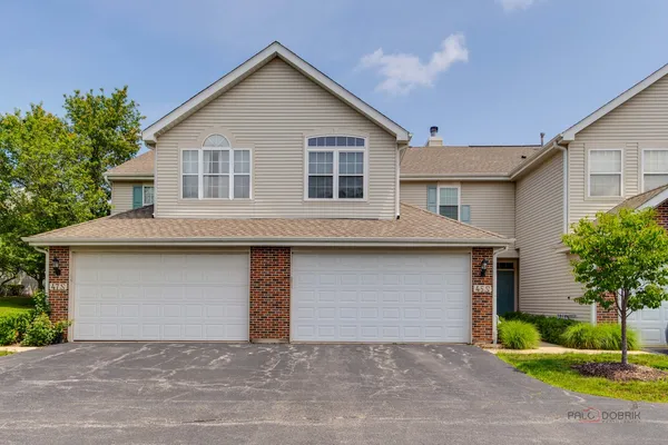 $2,250 | 45 South Oakhurst Drive, Aurora, IL 60504