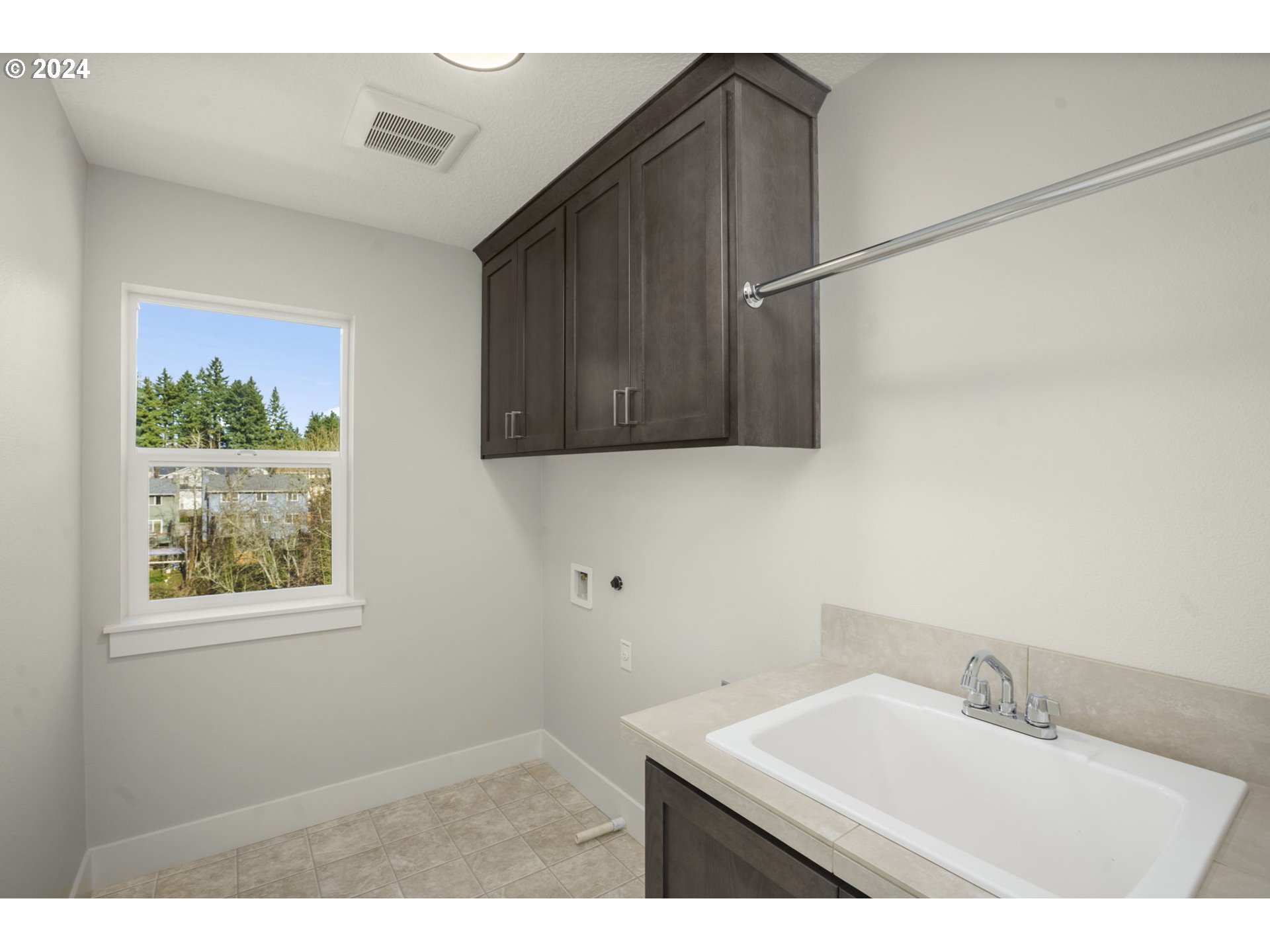 7233 Northeast Ridge Drive Hillsboro, OR 97124 - Photo 21 of 24 a bathroom with a sink and a mirror