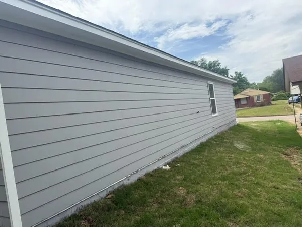 a view of a backyard