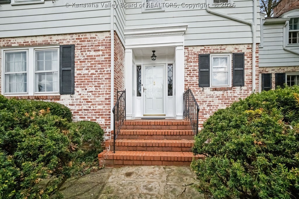 606 Briarwood Road Charleston, WV 25314 - Photo 11 of 49 Separate entrance to den