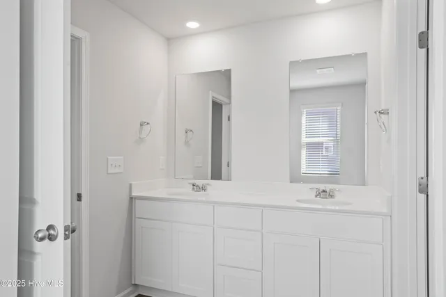 $311,640 | 621 South Squires Run Lane, Richlands, NC 28574