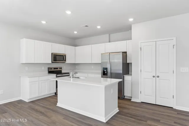 $311,640 | 621 South Squires Run Lane, Richlands, NC 28574