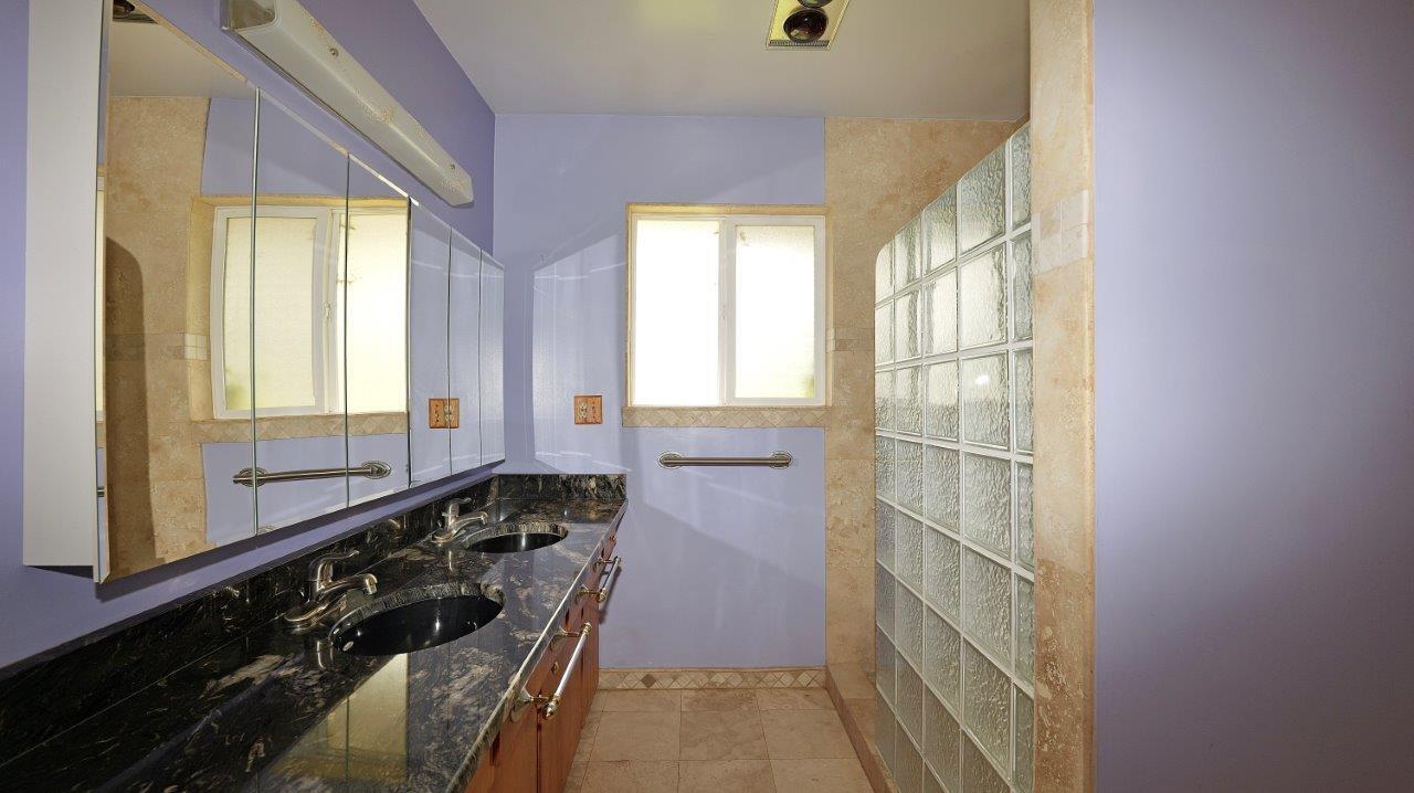 392 Bond Road Shady Cove, OR 97539 - Photo 15 of 42 Primary Bathroom