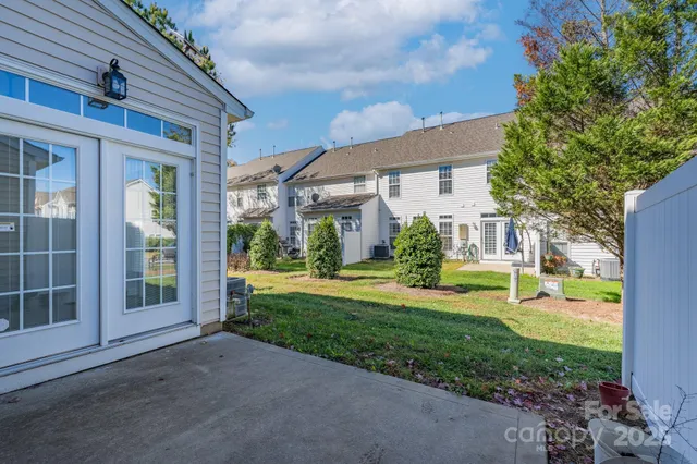 a view of front of a house with a yard