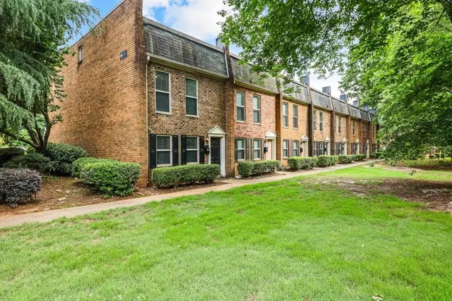 a view of a yard in front of a house