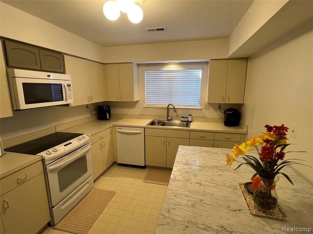29726 Pine Ridge Circle Farmington, MI 48331 - Photo 8 of 25