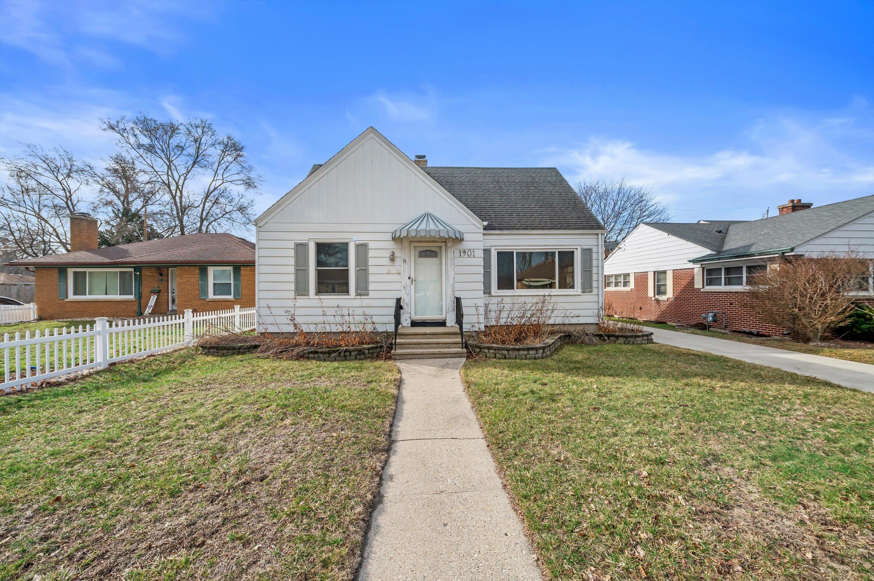 1901 74th Place Kenosha, WI 53143 - Photo 1 of 1 01-DSC5058