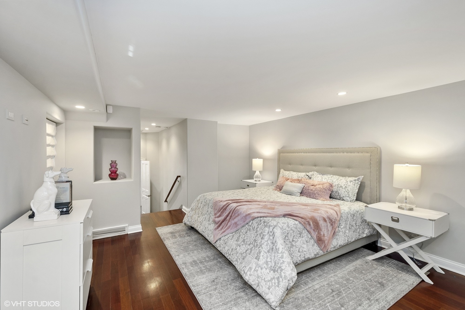 67 East Cedar Street Chicago, IL 60611 - Photo 31 of 37 a bedroom with a bed and a lamp