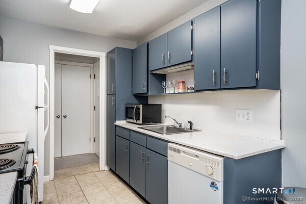 38 Library Lane, Unit 38 Simsbury, CT 06070 - Photo 6 of 17 kitchen