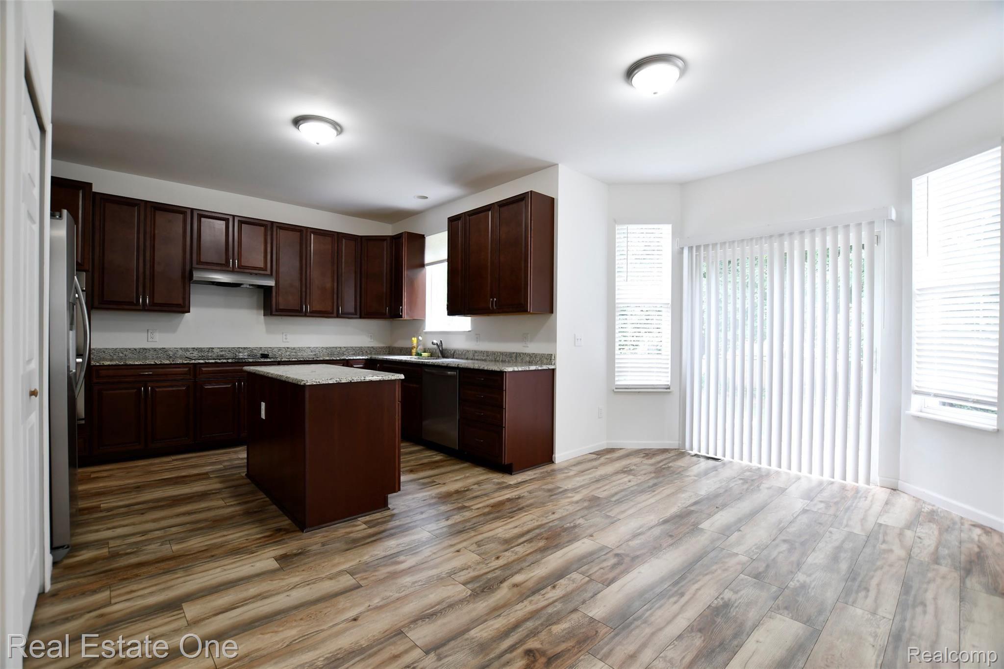 3202 Everett Drive Rochester, MI 48307 - Photo 6 of 28 Kitchen and Nook.jpg