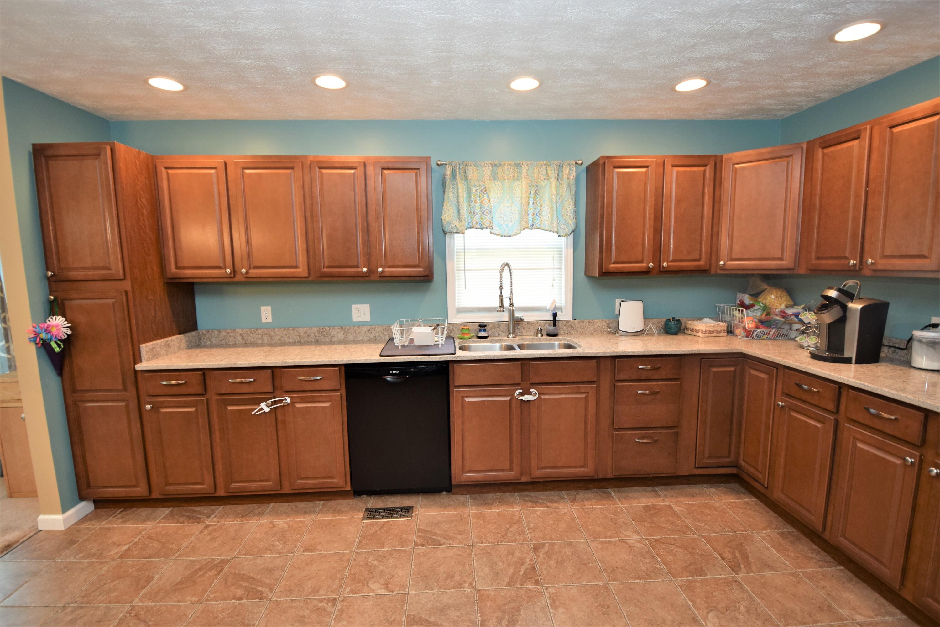 143 Maple Tree Lane Watauga, TN 37694 - Photo 10 of 31 DSC_1076