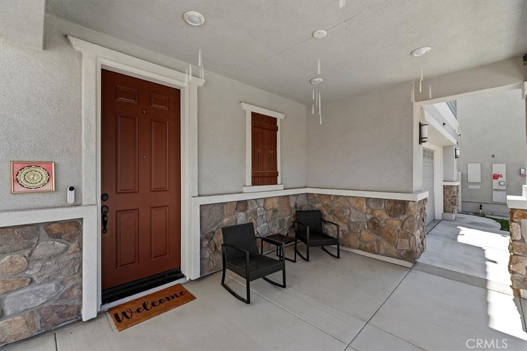 20911 Jennings Way Newhall, CA 91321 - Photo 5 of 50 a living room with furniture