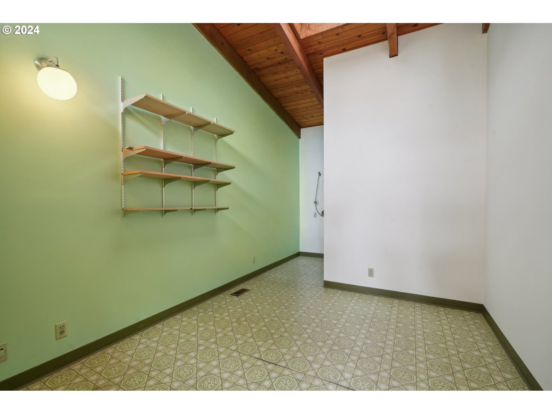 4404 Southwest Primrose Street Portland, OR 97219 - Photo 20 of 35 Gallery Image 20