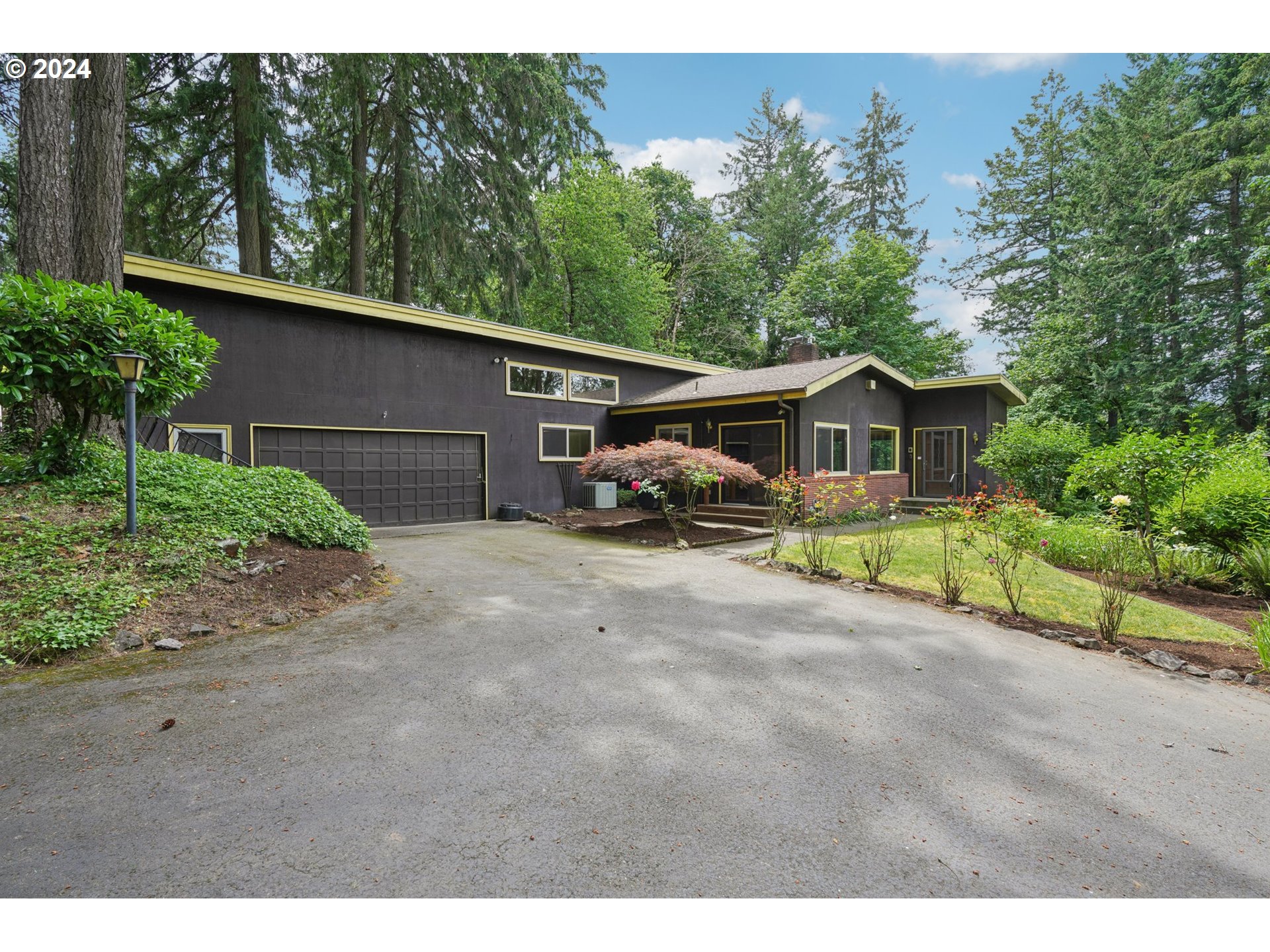 4404 Southwest Primrose Street Portland, OR 97219 - Photo 2 of 35 Gallery Image 2