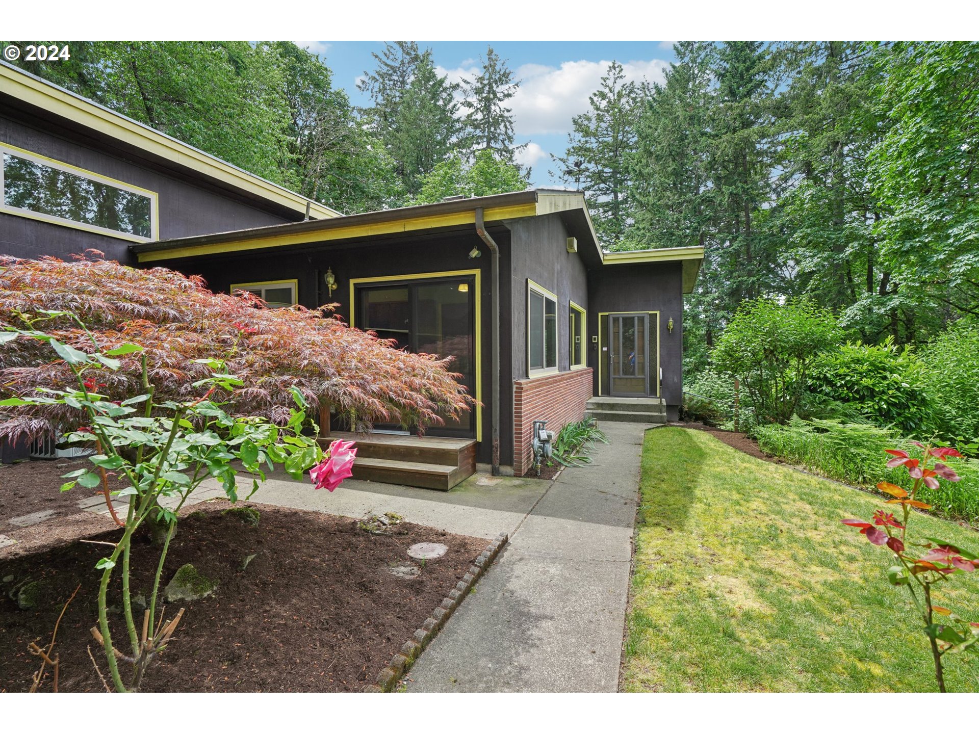4404 Southwest Primrose Street Portland, OR 97219 - Photo 3 of 35 Gallery Image 3
