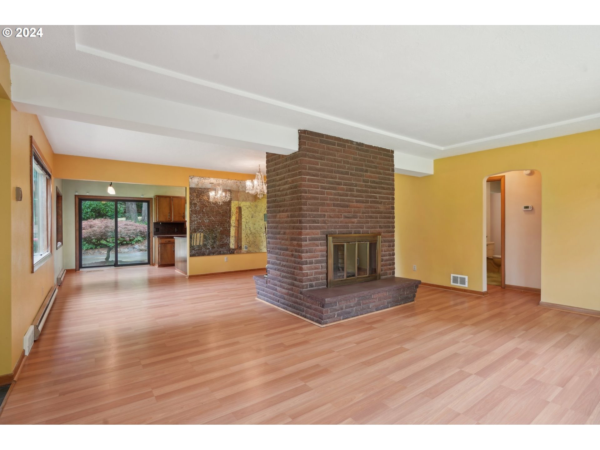 4404 Southwest Primrose Street Portland, OR 97219 - Photo 5 of 35 Gallery Image 5