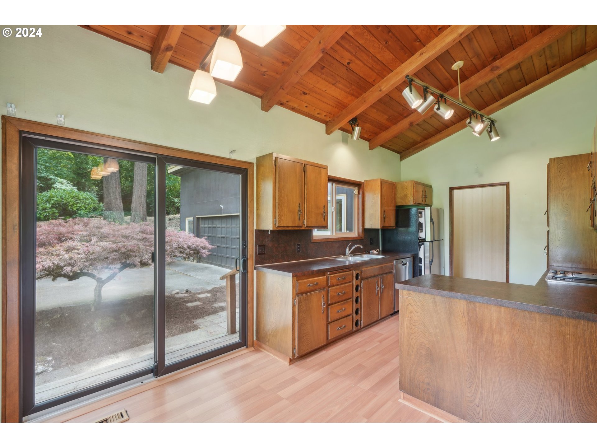 4404 Southwest Primrose Street Portland, OR 97219 - Photo 8 of 35 Gallery Image 8