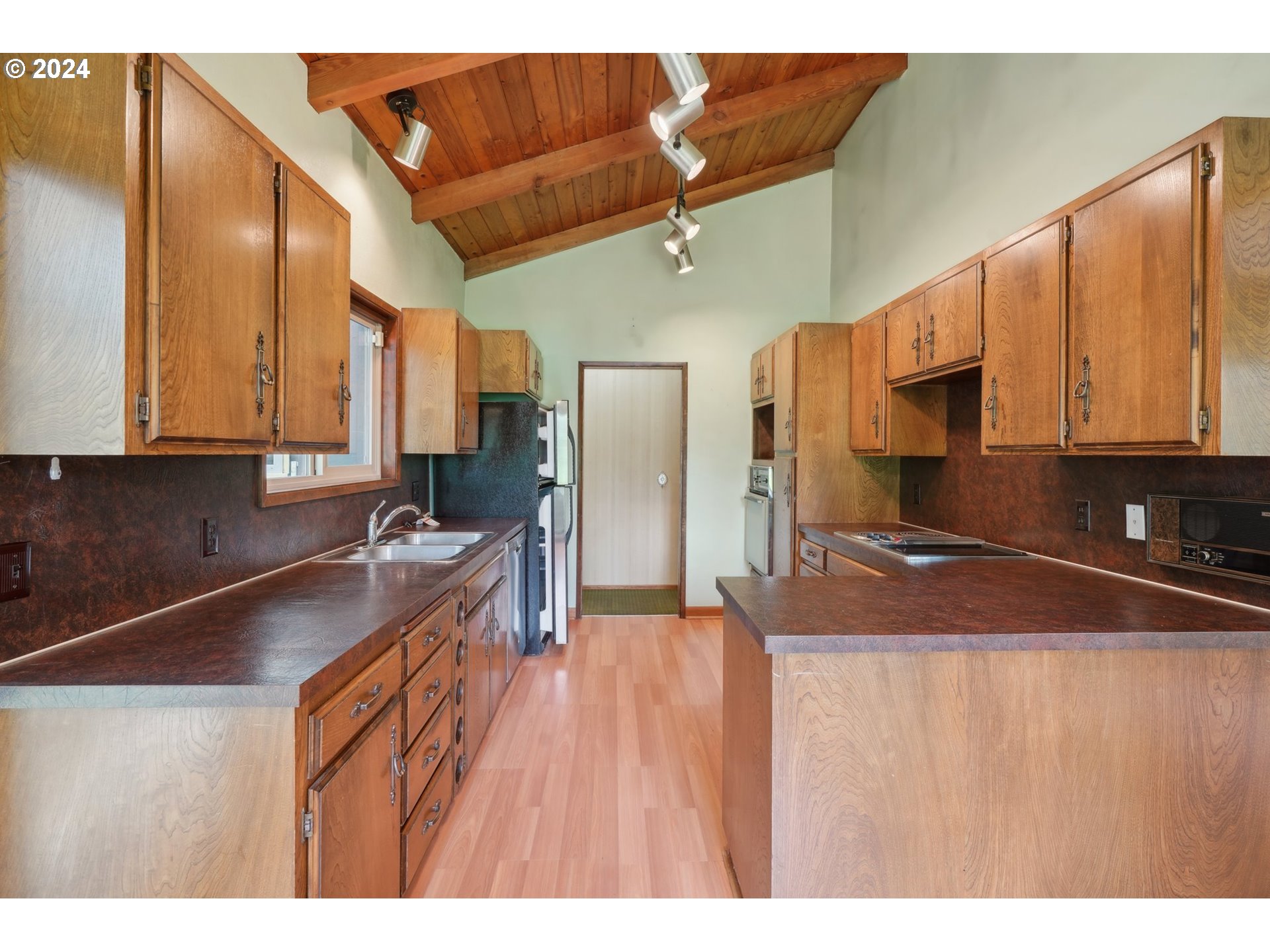4404 Southwest Primrose Street Portland, OR 97219 - Photo 9 of 35 Gallery Image 9