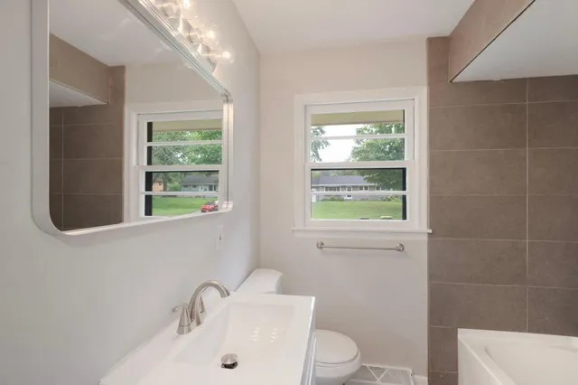 $325,000 | 539 7th Avenue East, Shakopee, MN 55379