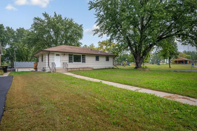 $325,000 | 539 7th Avenue East, Shakopee, MN 55379