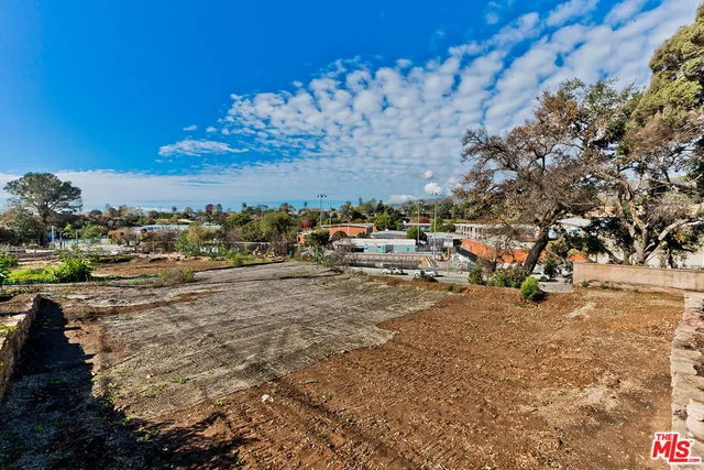 a view of outdoor space with city view