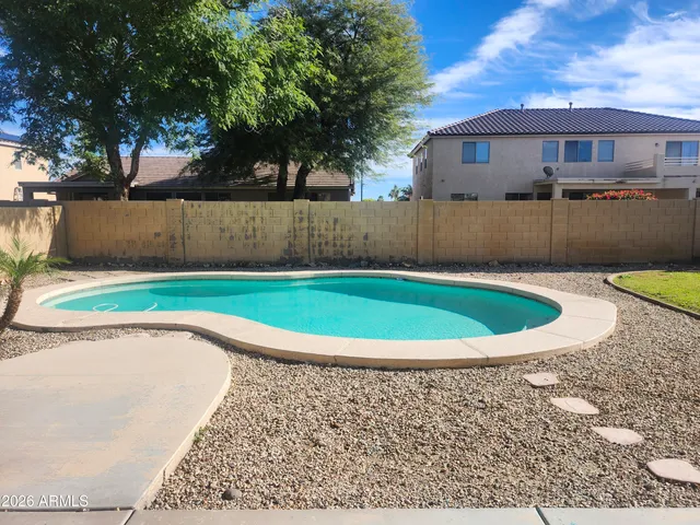 a view of a backyard with pathway