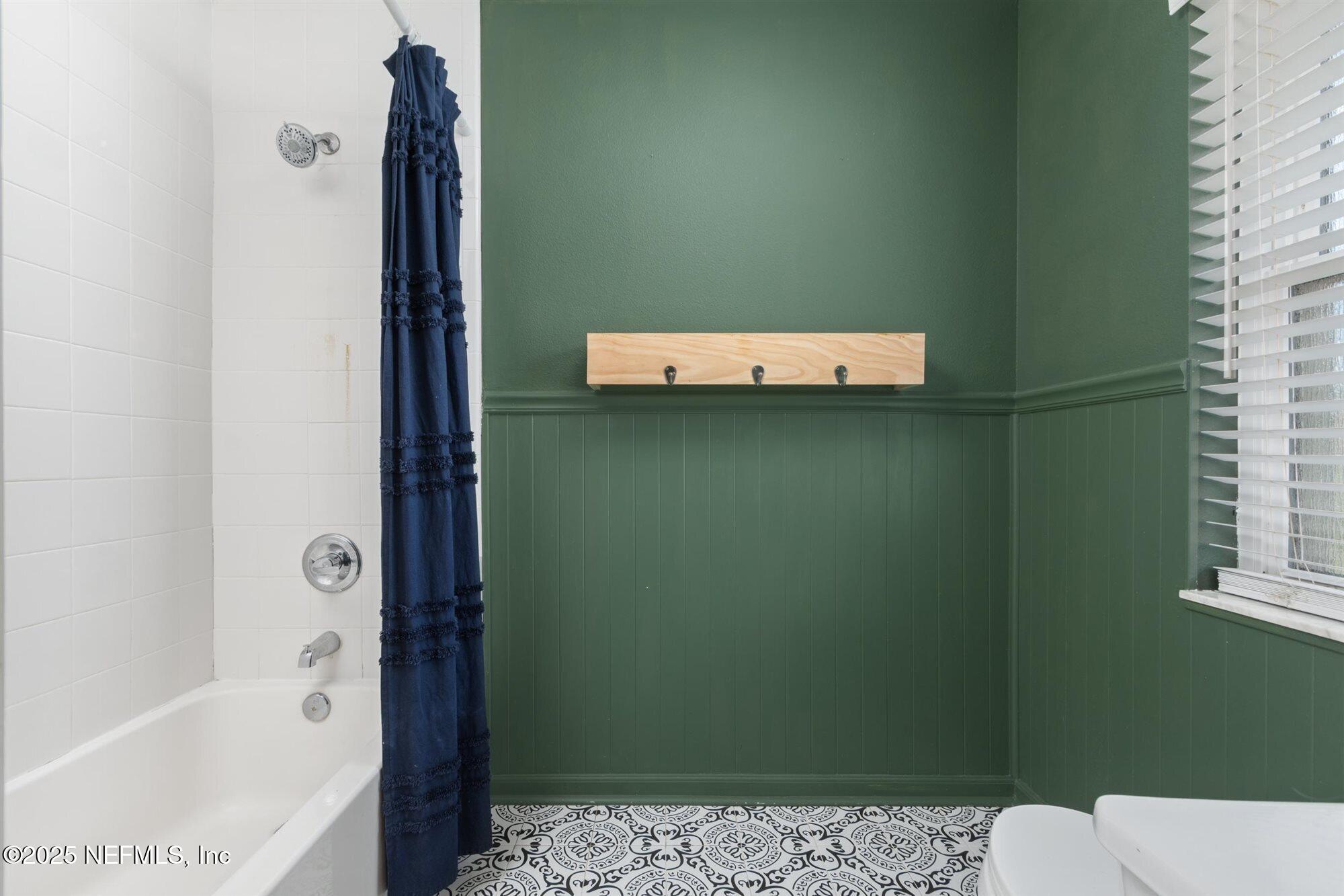 113 Mohegan Road St. Augustine, FL 32086 - Photo 26 of 56 a bathroom with a bathtub and a shower