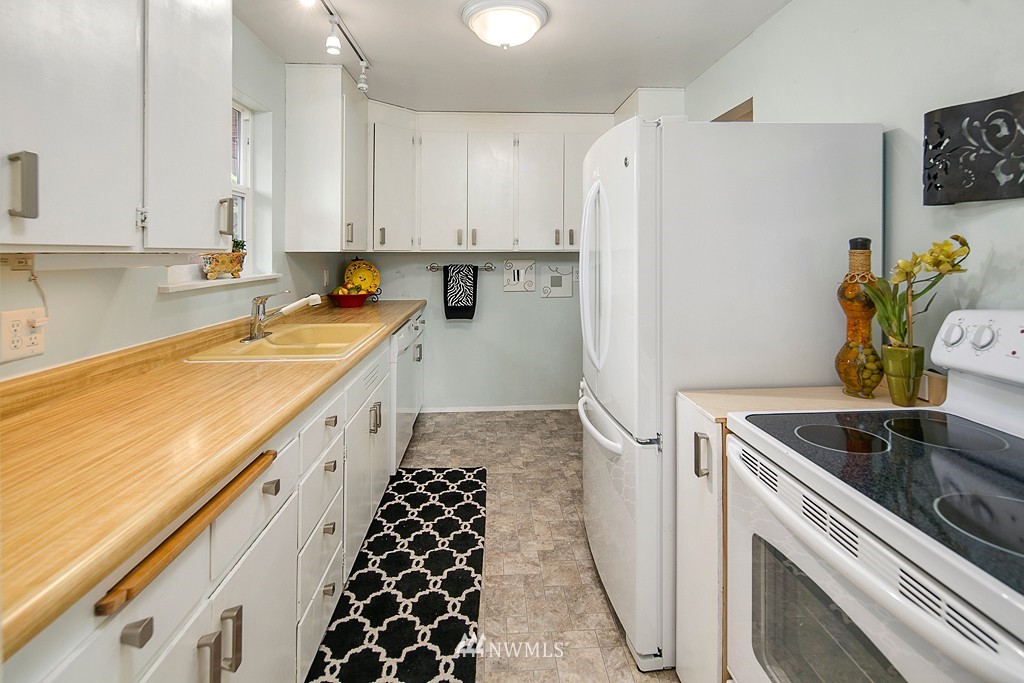 2116 Edmonds Avenue Northeast Renton, WA 98056 - Photo 7 of 17