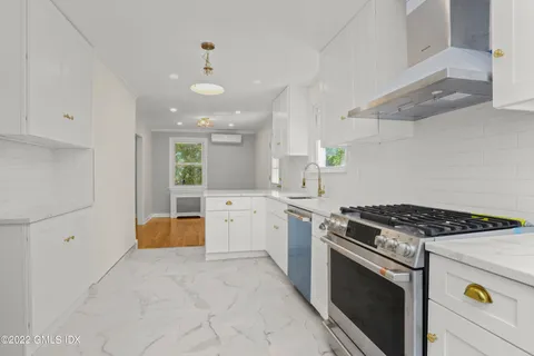 $1,600,000 | 10 MacArthur Drive, Old Greenwich, CT 06870