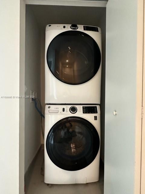 2561 Northeast 193rd Street, Unit 1207 Miami, FL 33180 - Photo 18 of 21 a utility room with dryer and washer