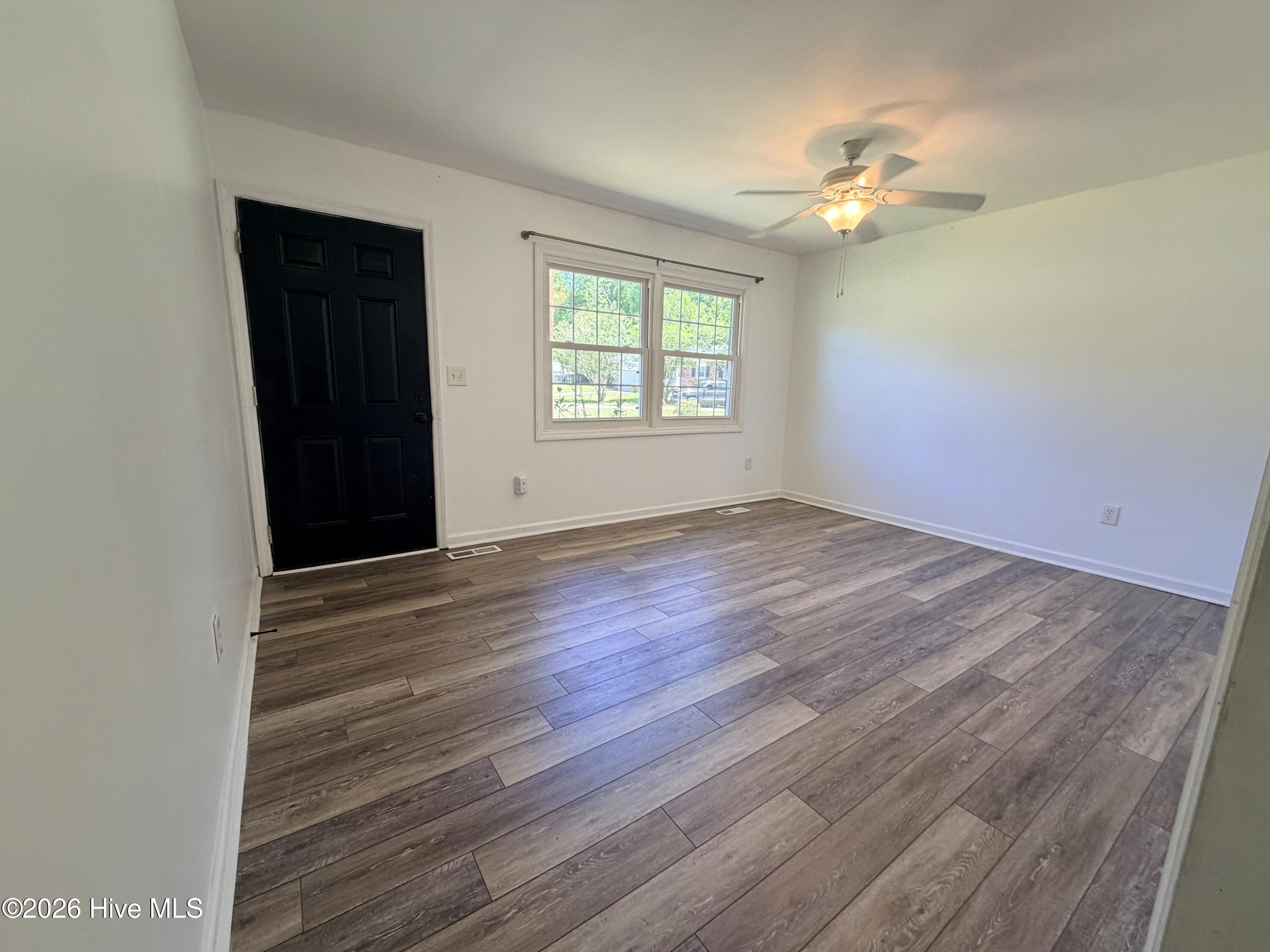 308 Sheffield Road Jacksonville, NC 28546 - Photo 4 of 22 Living room