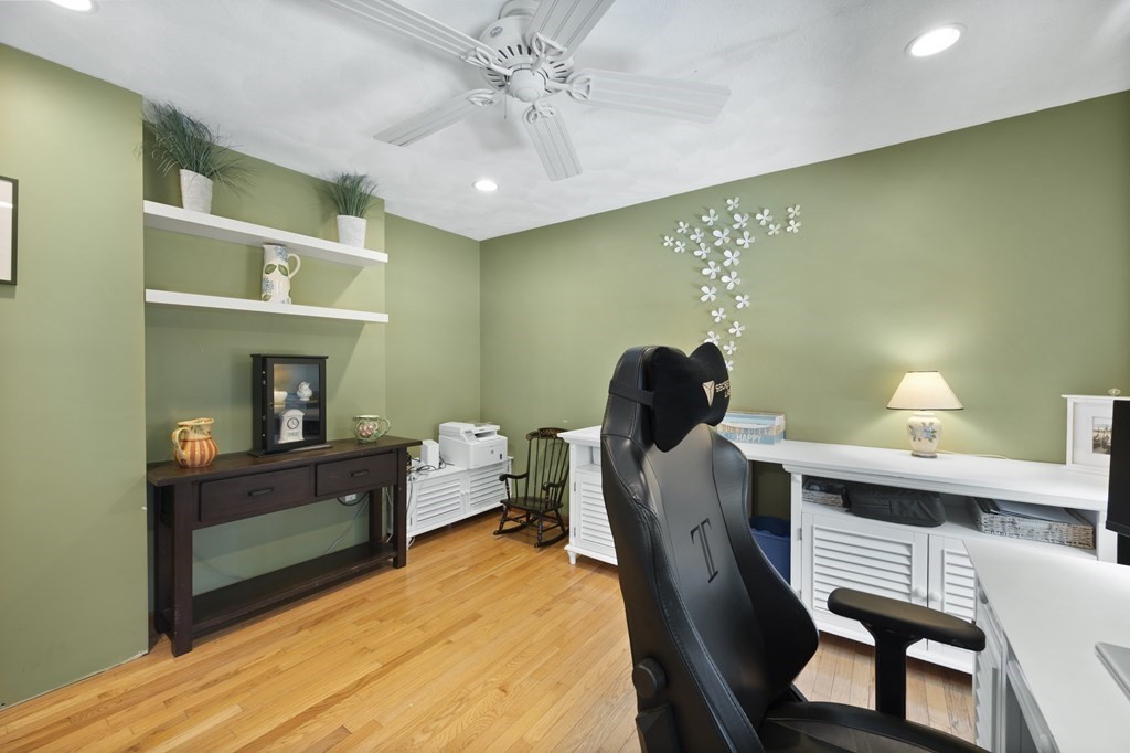 8 Penbrook Circle Andover, MA 01810 - Photo 11 of 42 a workspace with furniture