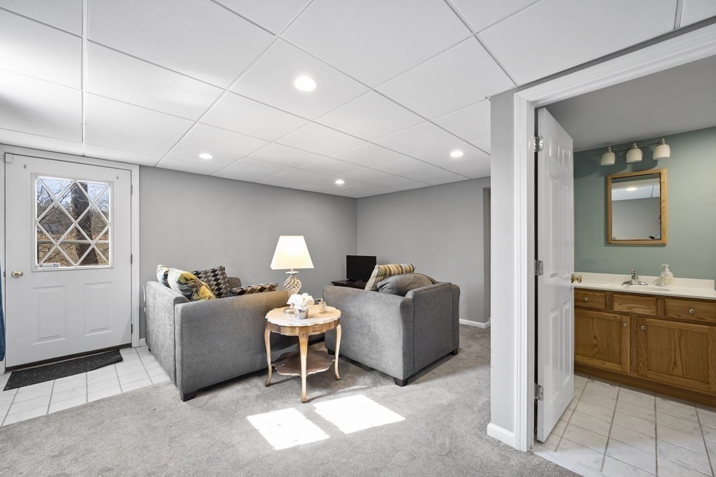 8 Penbrook Circle Andover, MA 01810 - Photo 32 of 42 a living room with furniture