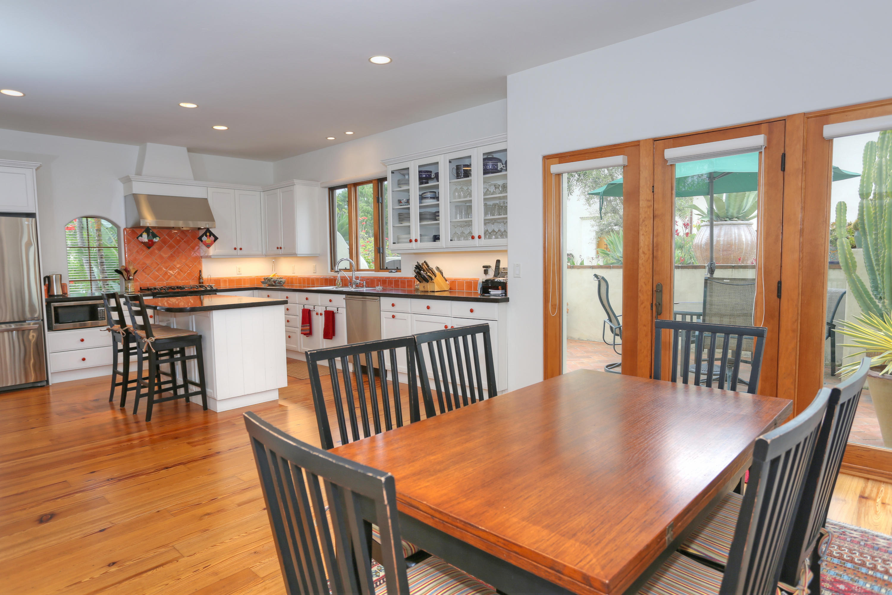 1011 Rinconada Road, Unit A Santa Barbara, CA 93101 - Photo 5 of 23 Kitchen Family or dining room