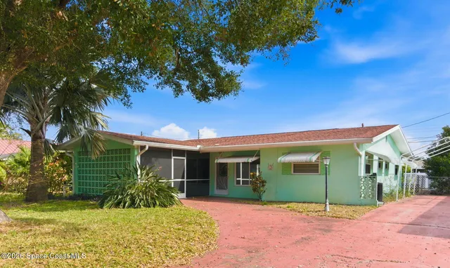 a view of a house with a backyard