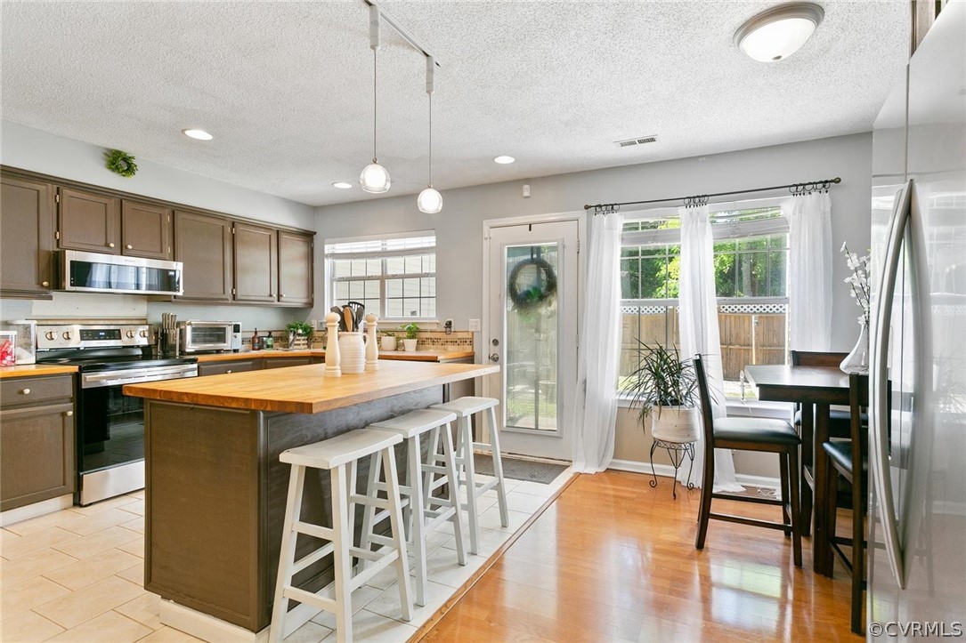172 Corwin Circle Hampton, VA 23666 - Photo 3 of 33 Gallery Image 3